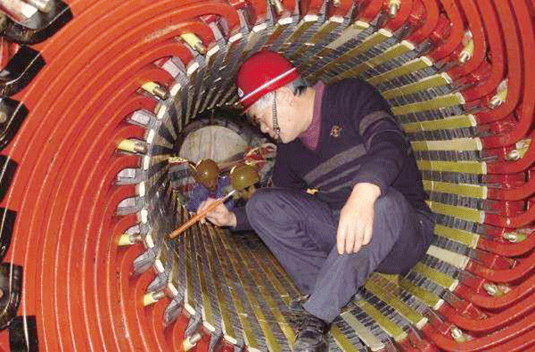 西安泰富西瑪電機(jī)吳高治、劉長安、張衛(wèi)華榮獲西安市勞動模范榮譽稱號。