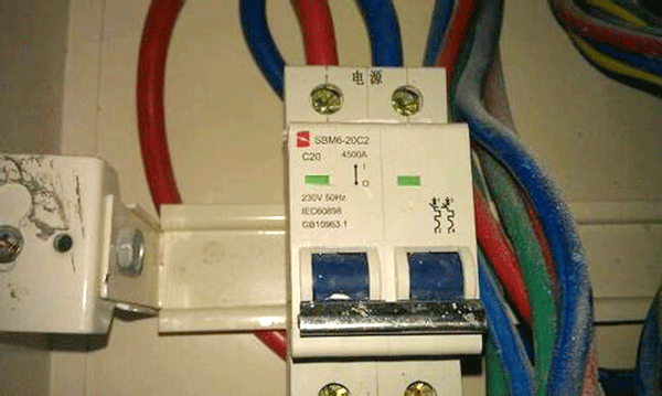 漏電保護(hù)裝置是造成西安西瑪電機(jī)頻繁燒毀的原因。