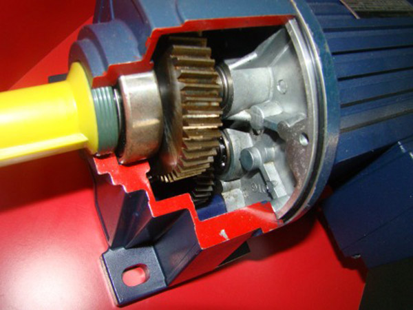 機(jī)械裝配西瑪電機(jī)時(shí),軸頭裝鏈輪可涂抹黃油,可更快裝配好。